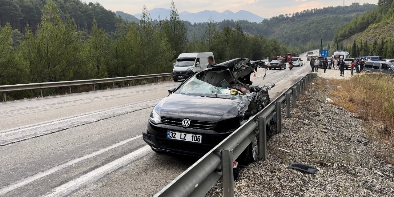 Orman yangınına giden arazöz ile 2 otomobil çarpıştı: 1 ölü, 6 yaralı