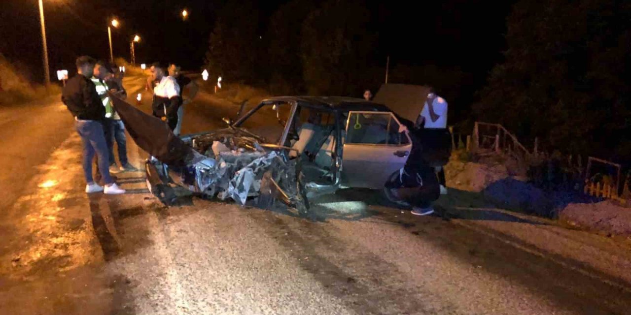 İki otomobil kafa kafaya çarpıştı: 7 yaralı