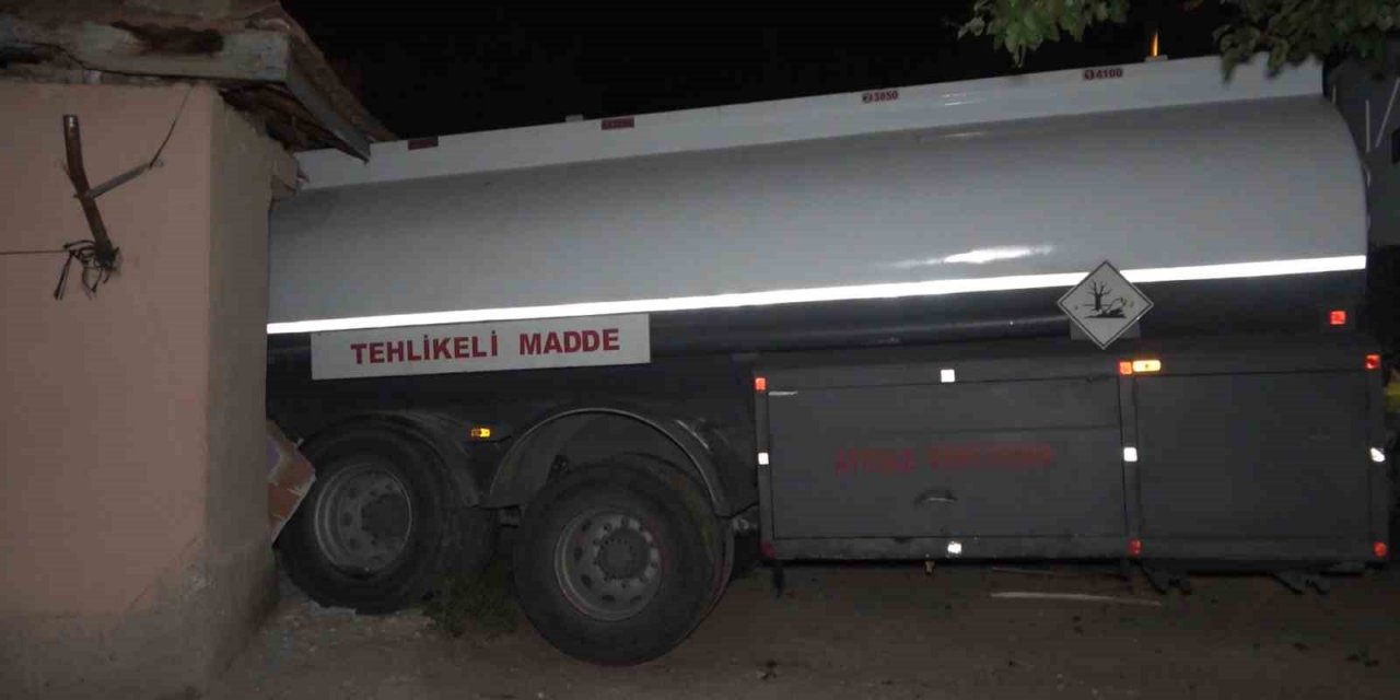 Faciadan dönüldü: Park ettiği akaryakıt tankeri evini yıktı