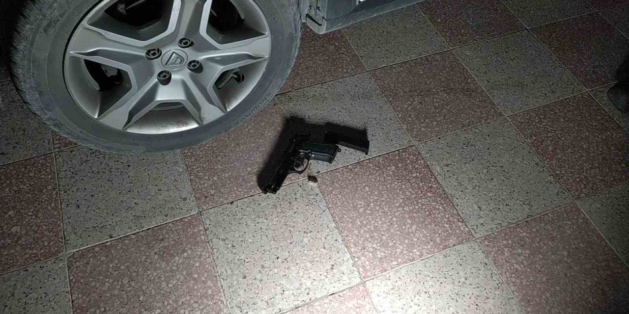 Apartman bahçesinde tabanca ve dolu şarjör bulundu