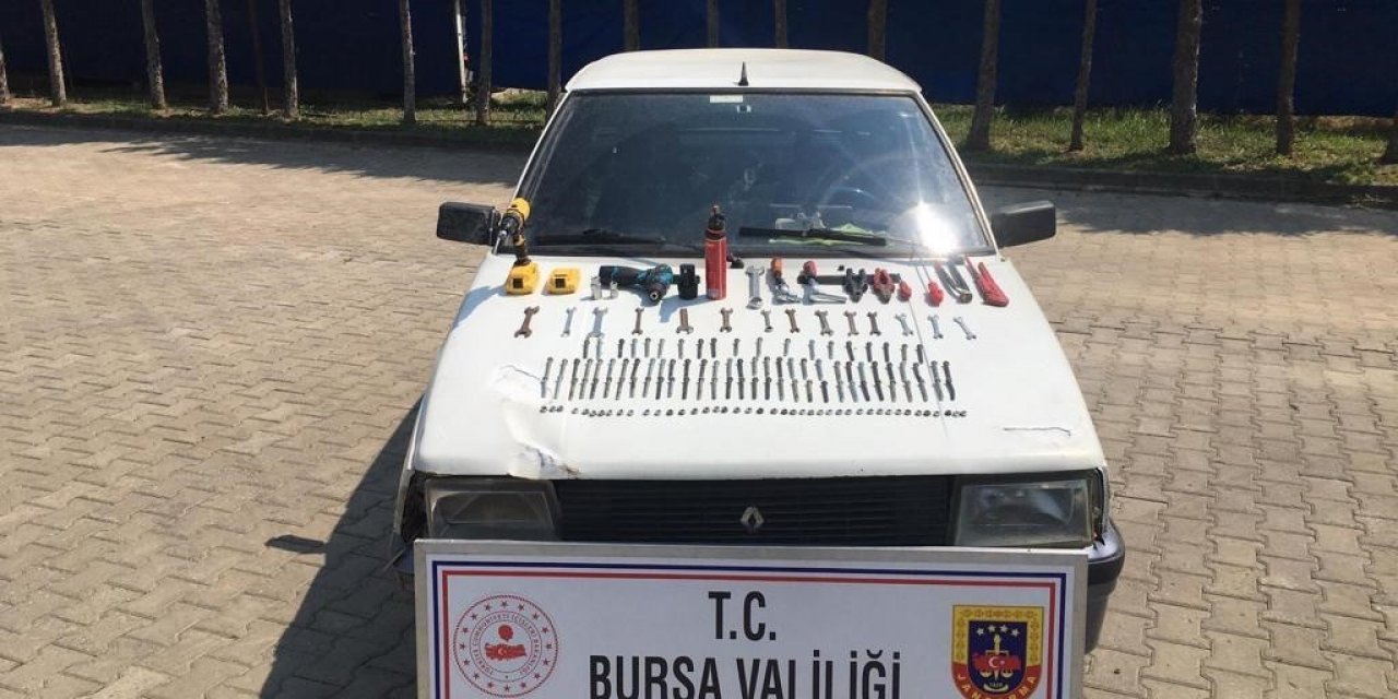 Bursa’da trafik levhalarını çalan hırsızlar tutuklandı