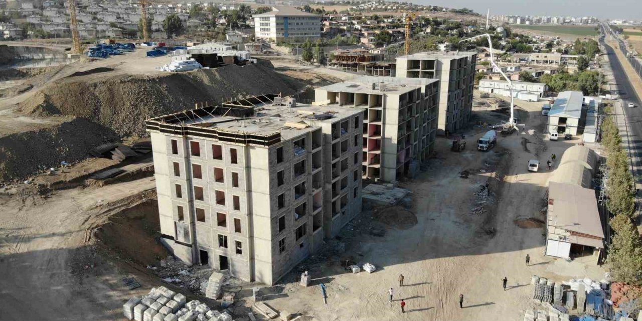 32 bin bağımsız konutun yok olduğu enkaz kent Kırıkhan’da TOKİ konutları yükseliyor