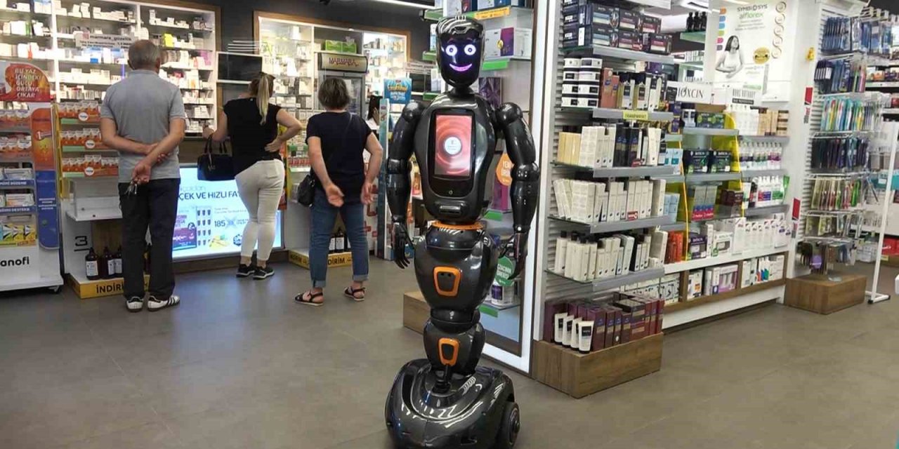 Türkiye’nin ilk yapay zekalı eczane teknisyeni robotu iş başı yaptı