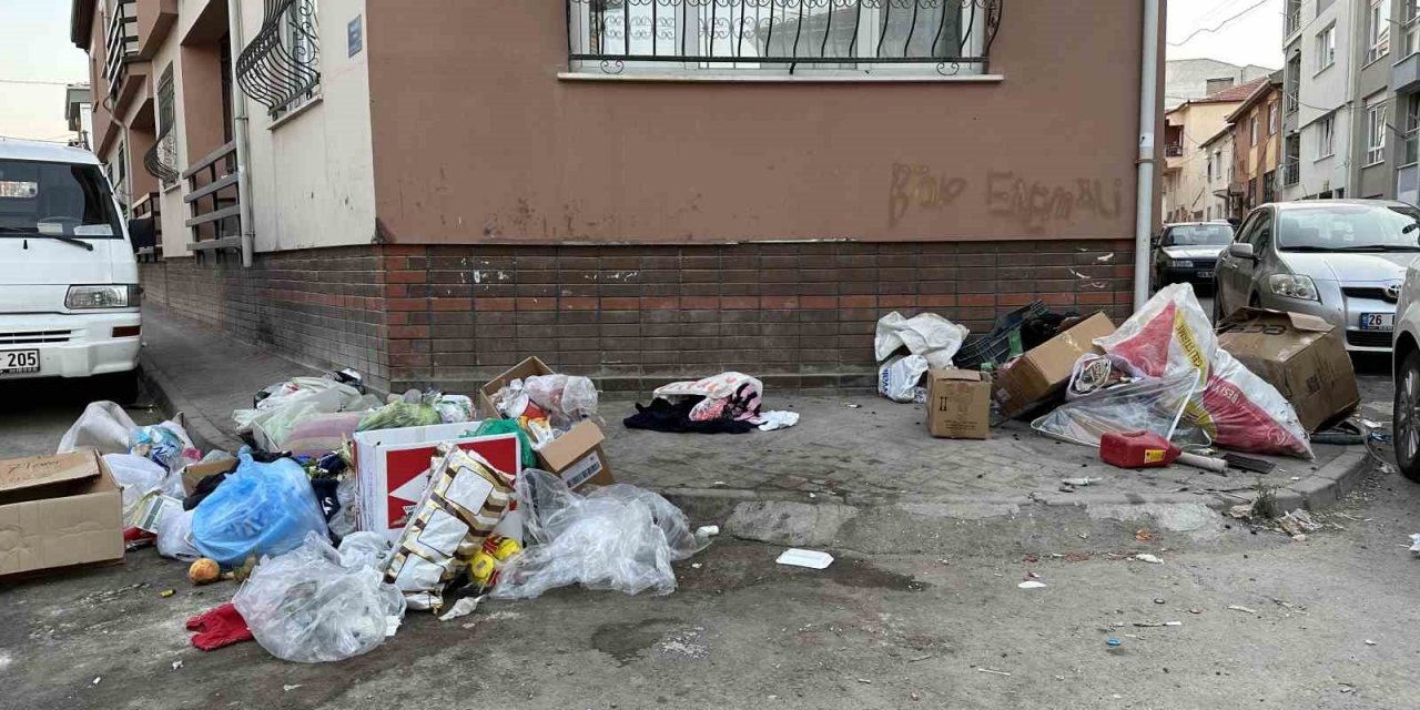 Kaldırım çöplerle kaplandı