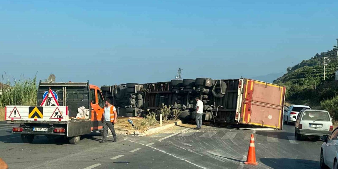 Makarna yüklü tır devrildi: 2 yaralı