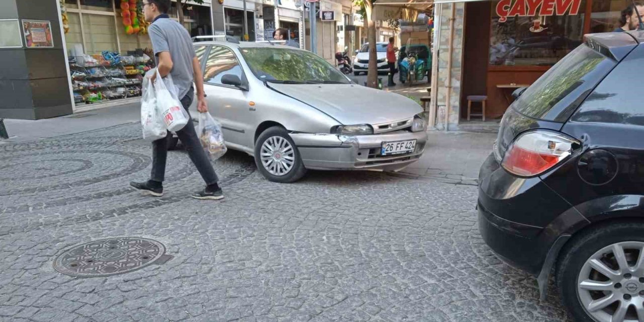 Eskişehir’de iki araç çarpıştı