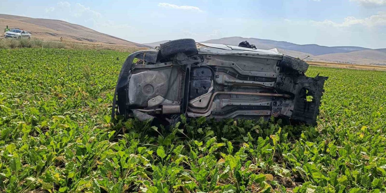 Takla atıp tarım arazisine giren otomobilde 2 kişi yaralandı
