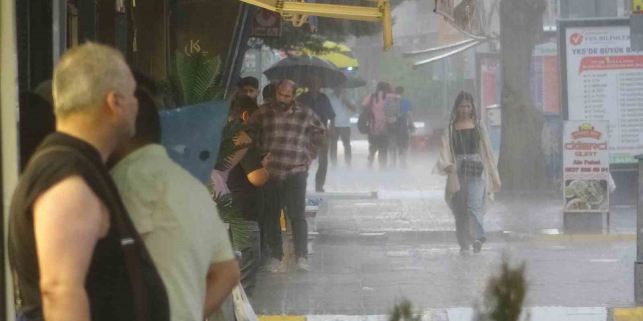 Van’da sağanak vatandaşı hazırlıksız yakaladı