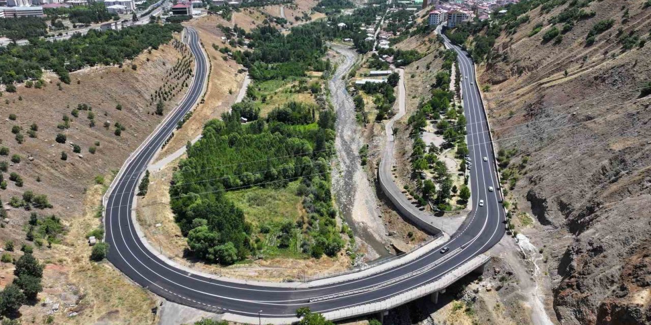 Bingöl Belediyesi yolları kendi ürettiği asfaltla yeniliyor