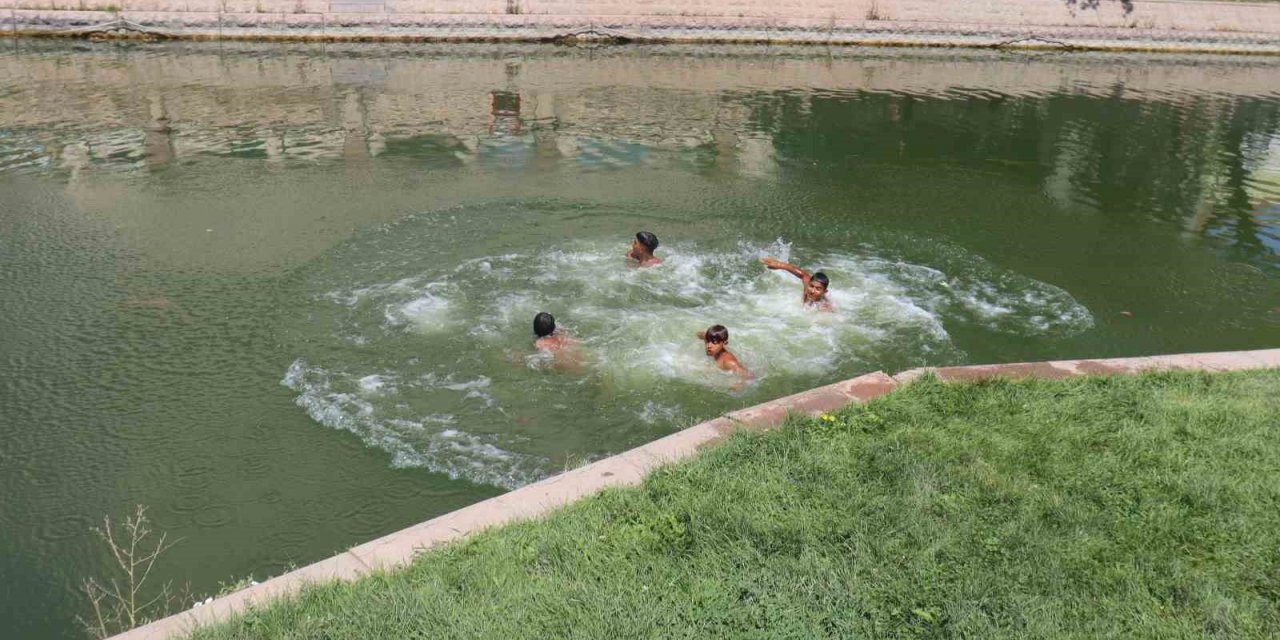 ‘Burası Adana’ diyerek Porsuk Çayı’na atladılar