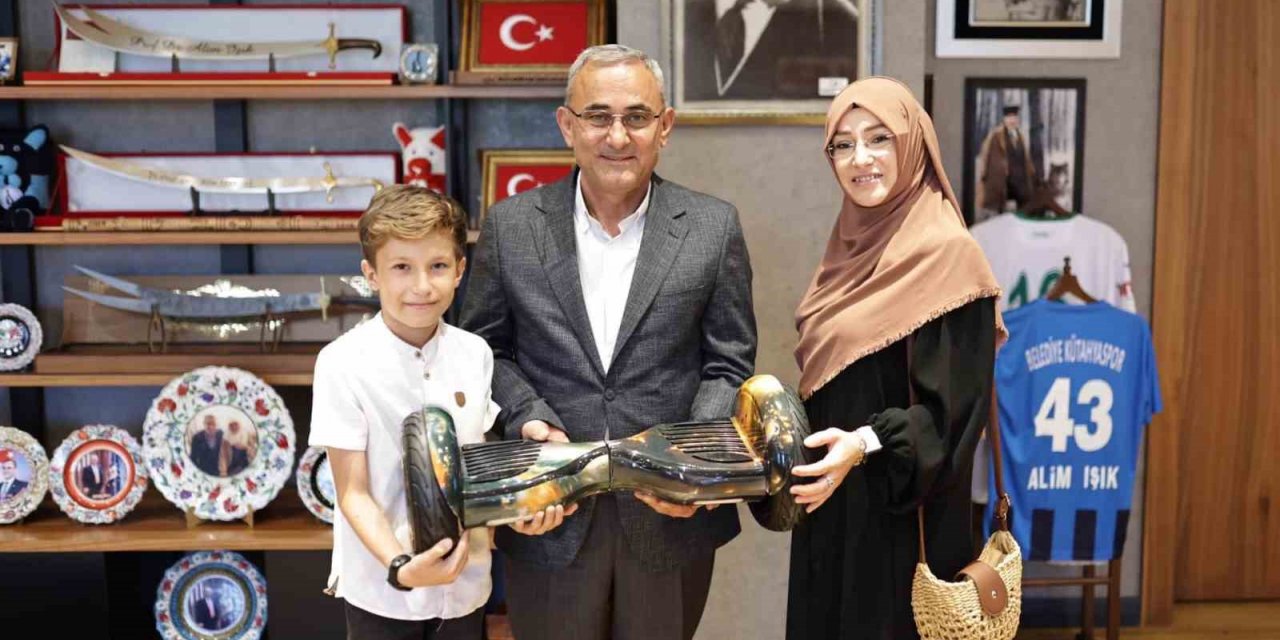 Başkan Işık’tan minik Ömer Faruk’a elektrikli kaykay