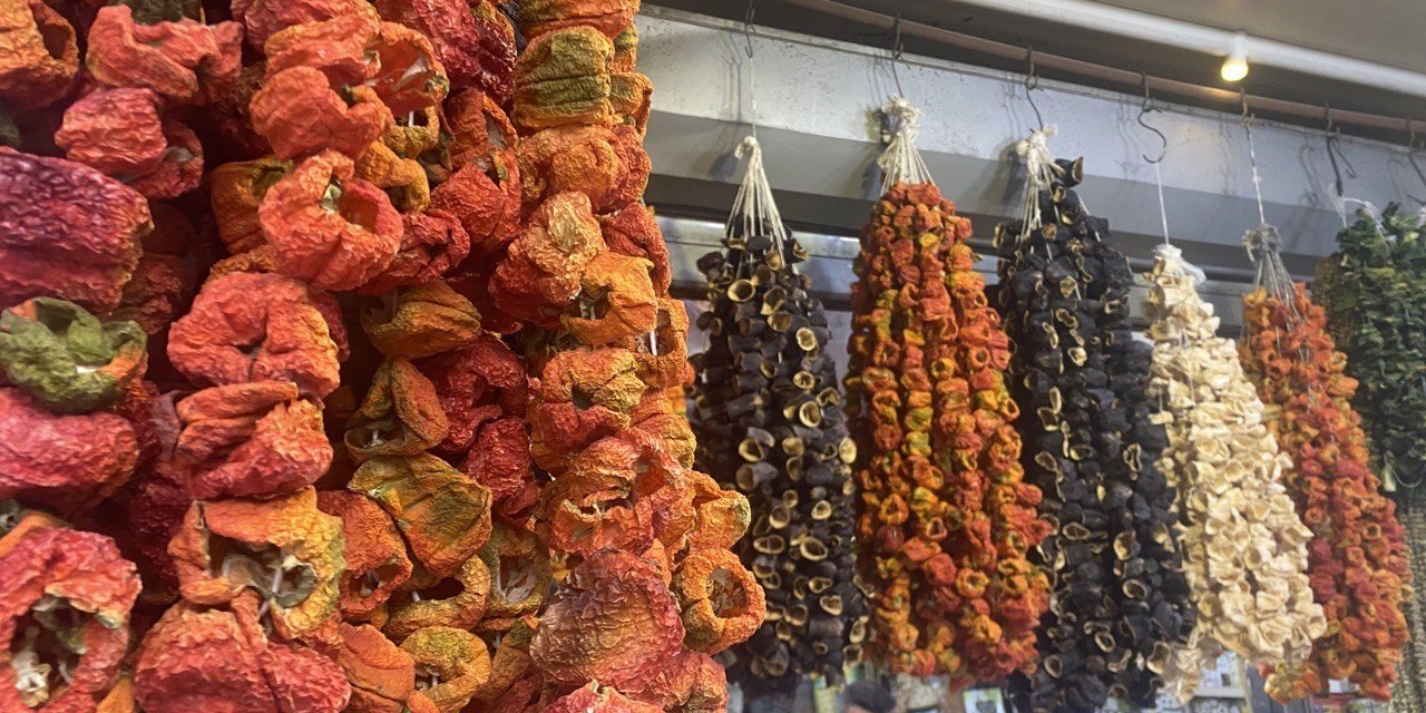 Vatandaşın kışa hazırlayacağı patlıcan, biber, kabak ve acur raflardaki yerini aldı