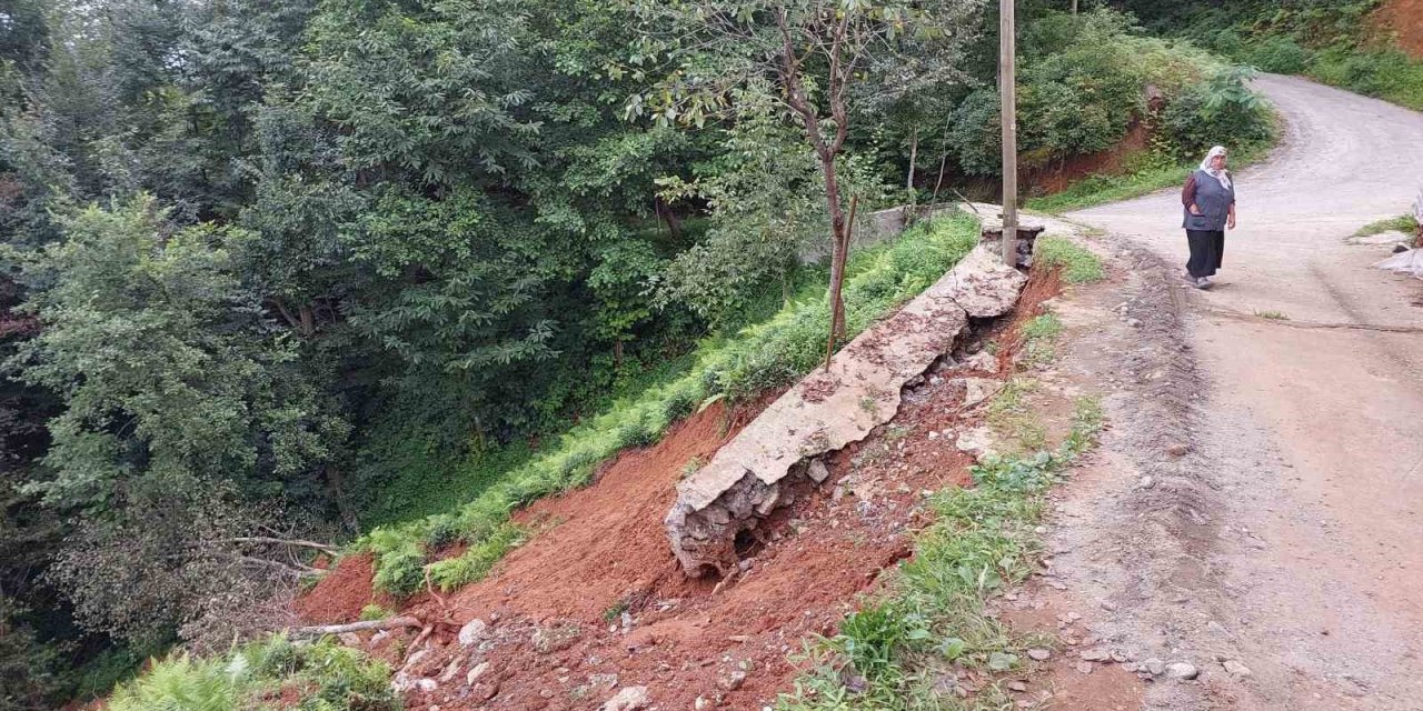 Rize’de şiddetli yağışlar nedeniyle 2 katlı bir binanın altında toprak kayması meydana geldi