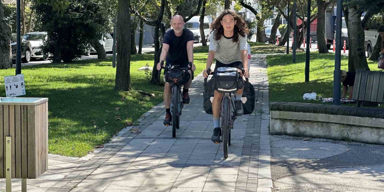 Depremden etkilenenlere yardım için Paris’ten İstanbul’a pedal çevirdiler