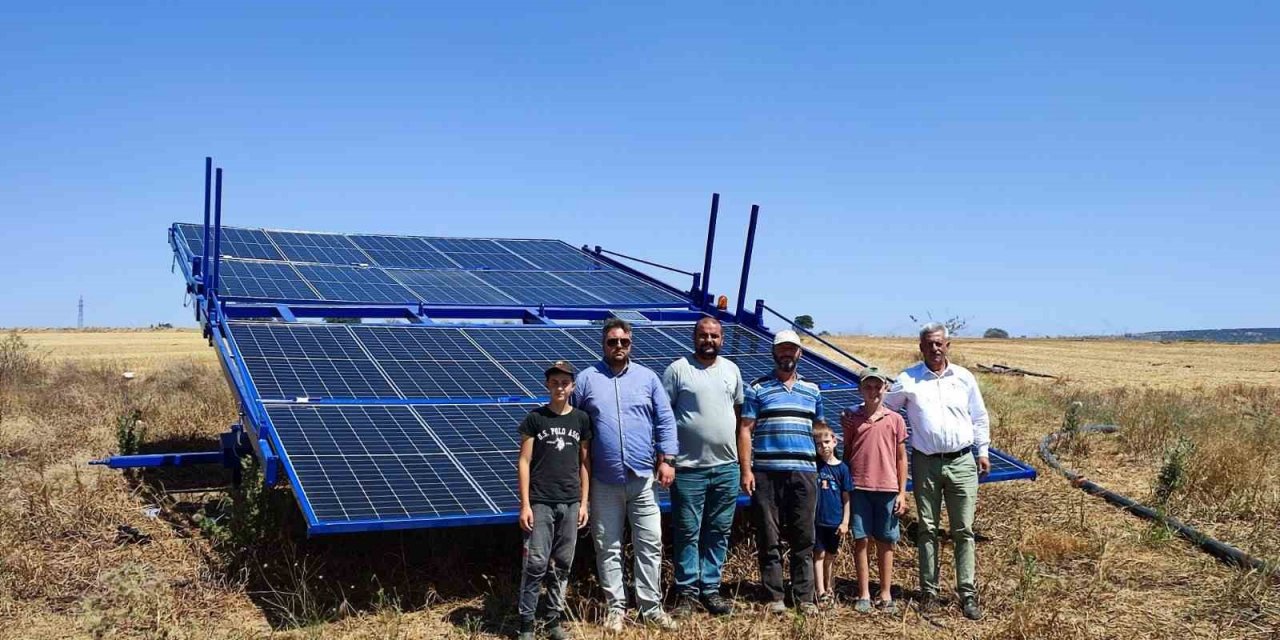 Bu çiftçi tarlasını taşınabilir güneş enerjisiyle suluyor