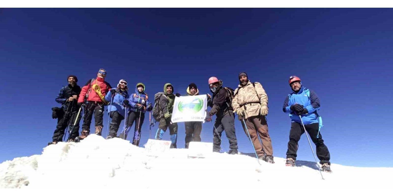 Vanlı dağcılar 11 günde 3 şehirde 3 zirve yaptı
