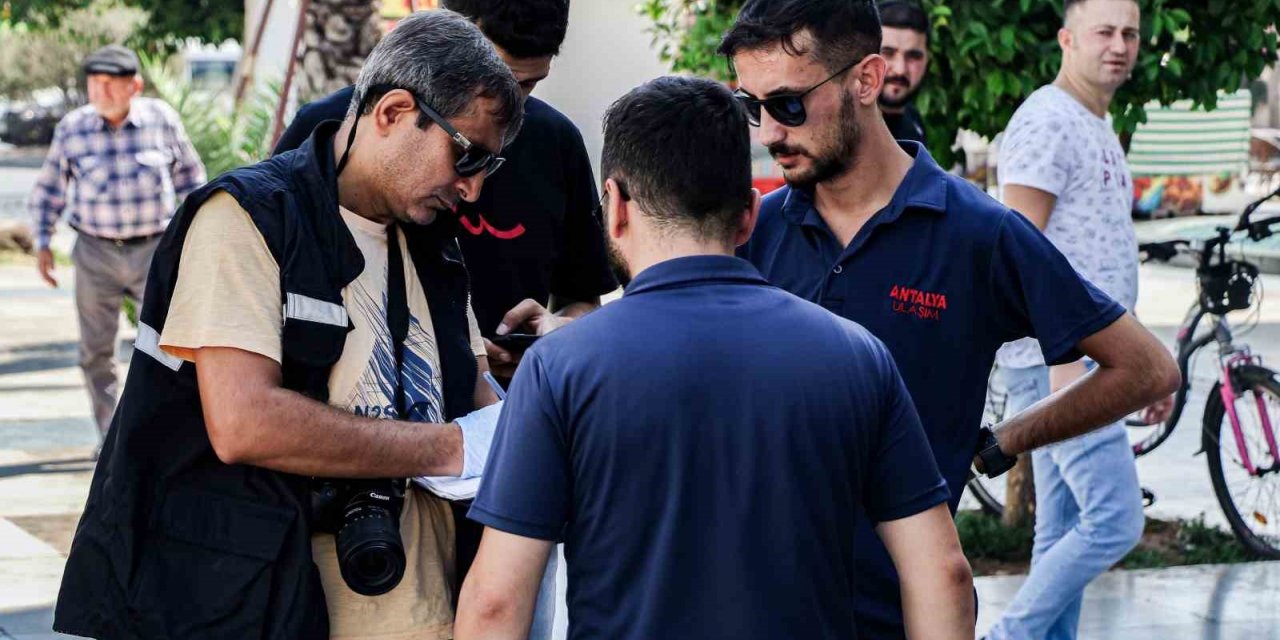 Toplu ulaşım kart dolum cihazından para toplayan personele hırsızlık şoku