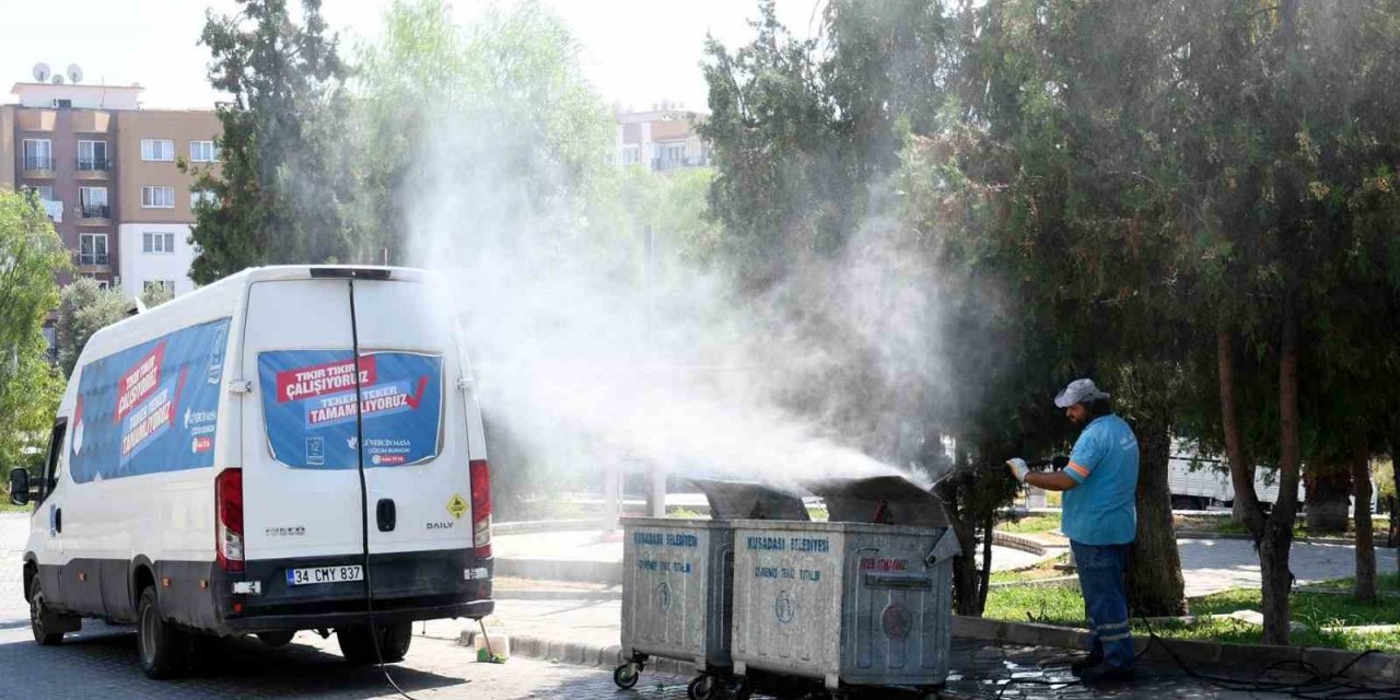 Kuşadası Belediyesi, ilçede temizlik çalışmalarını sürdürüyor