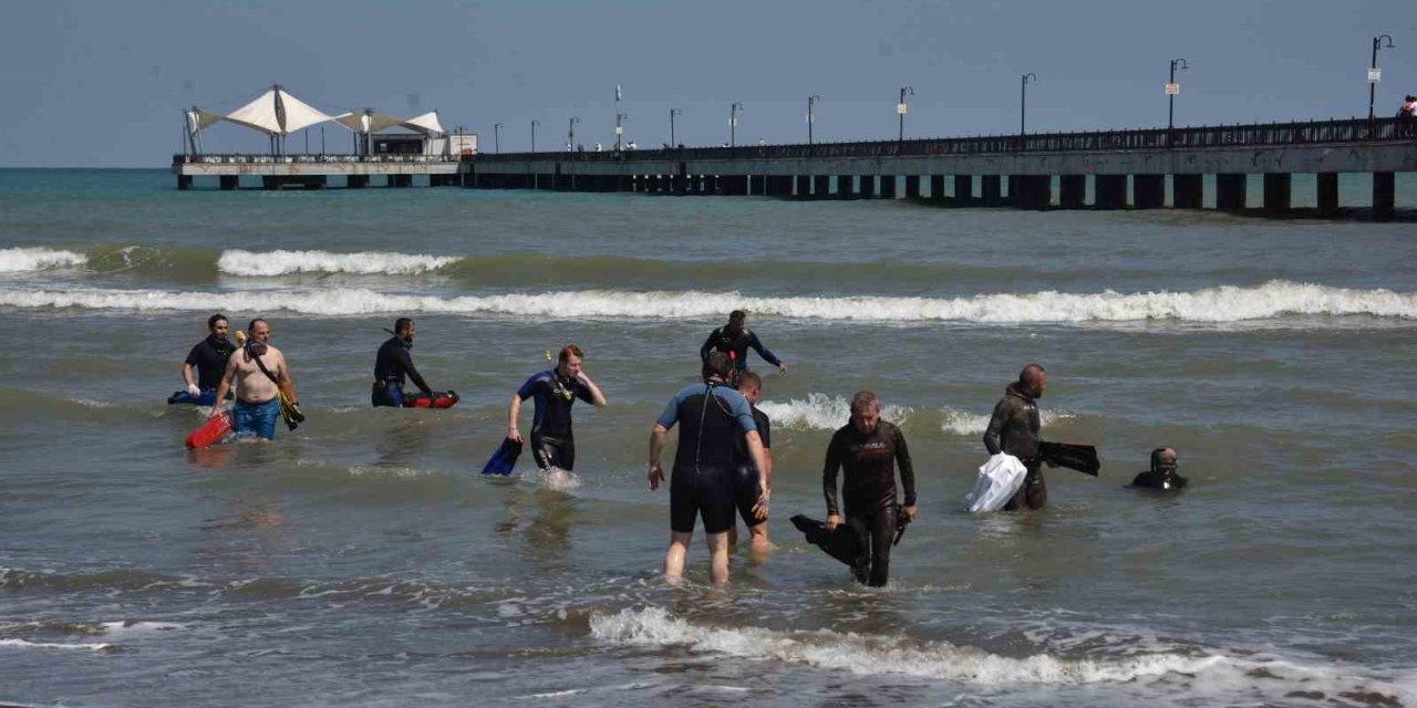 Denizde çöp toplama etkinliği: Türk bayrağı açtılar