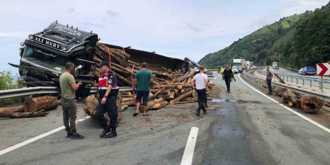 Rize’de odun yüklü tır yola devrildi: 2 yaralı