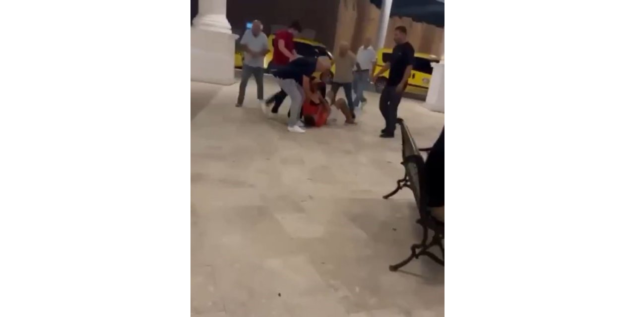 Taksicilerin müşteri kavgasında yere yatırılan sürücü tekmelerle darp edildi
