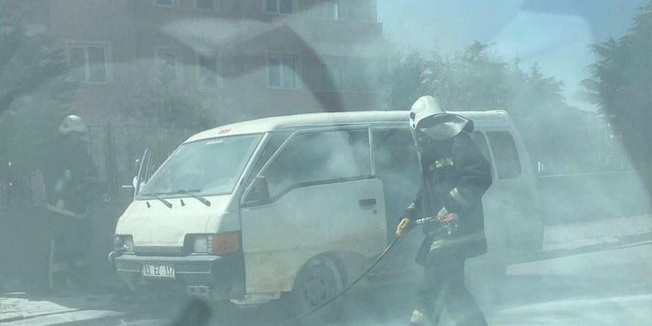 Seyir halindeki kamyonette çıkan yangın paniğe neden oldu