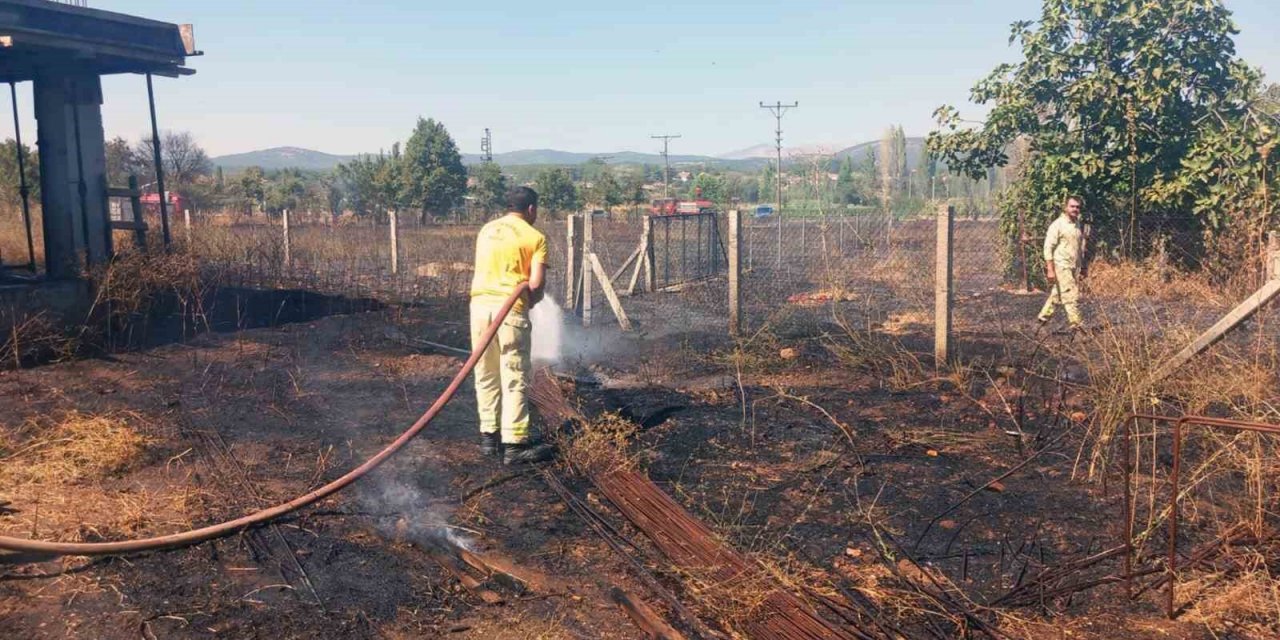 Menteşe’de arazi yangını büyümeden söndürüldü