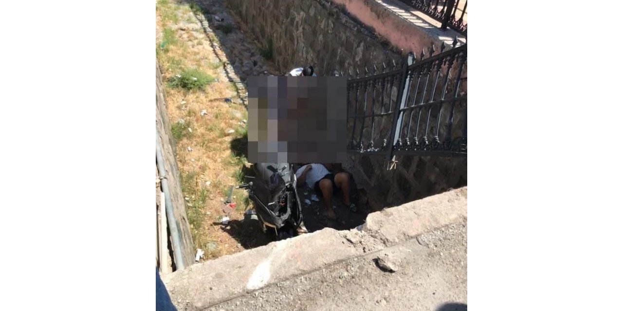 İki motosiklet çarpıştı, biri kanala düştü: 3 yaralı