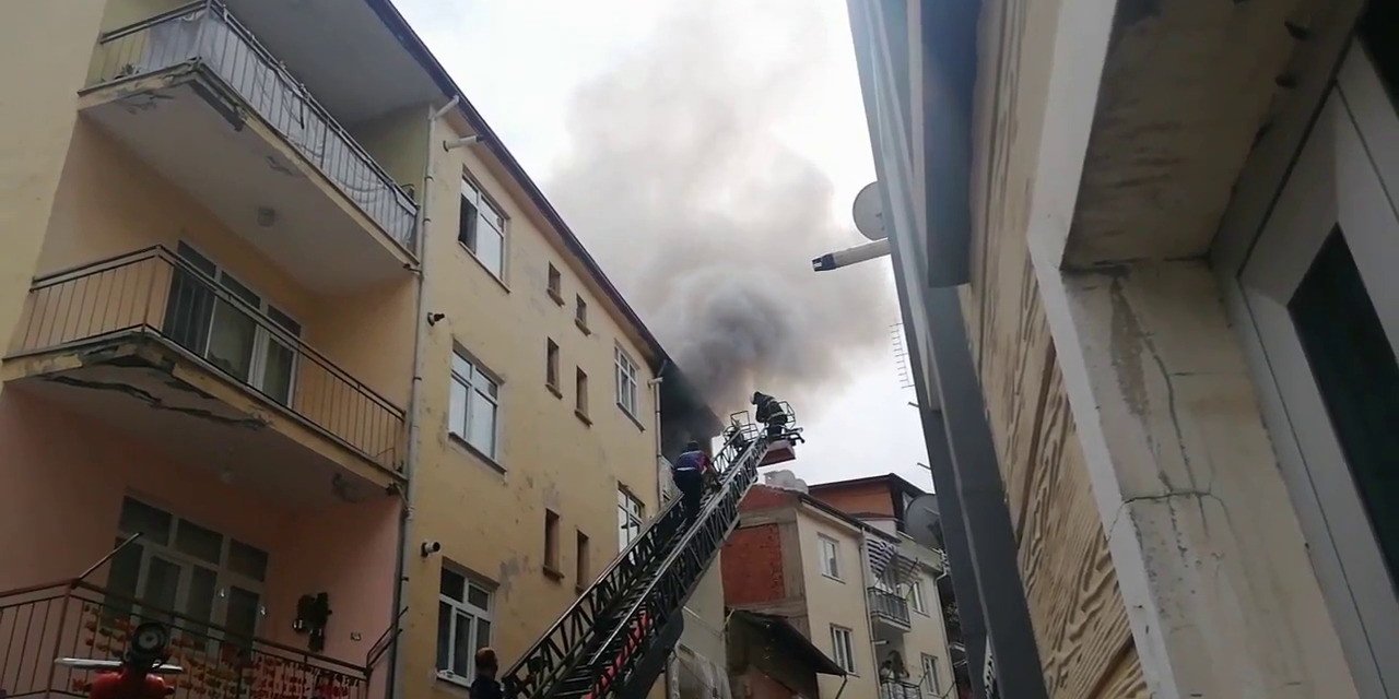 Apartman dairesinde çıkan yangın maddi hasara neden oldu