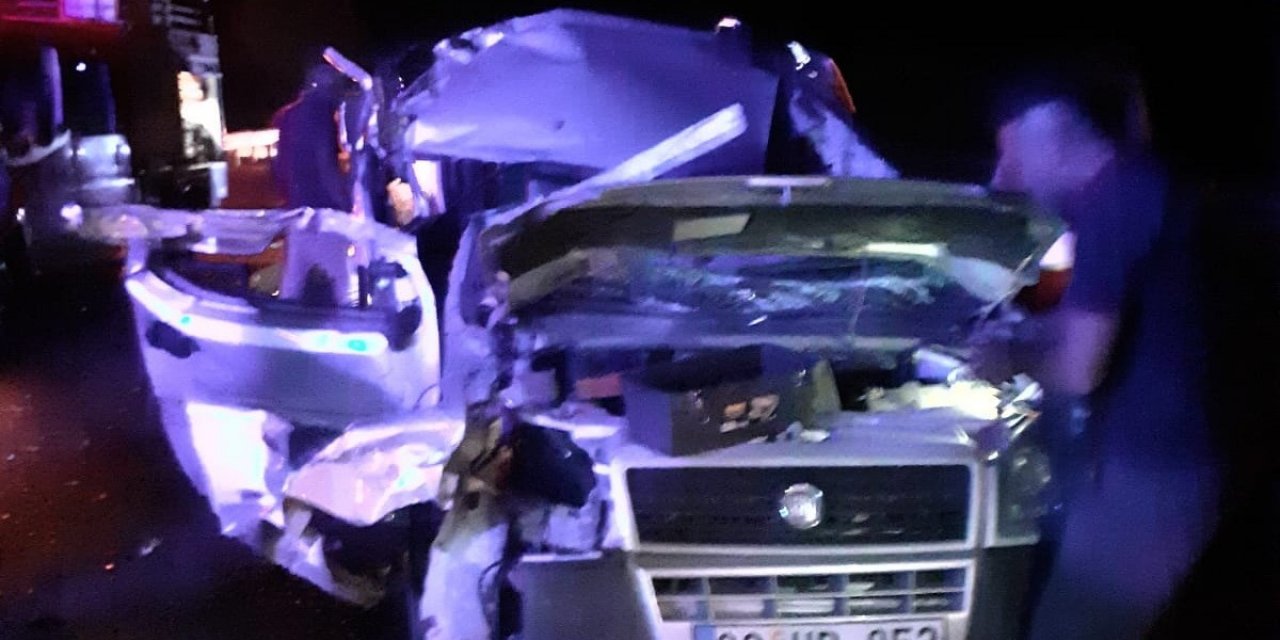 Hafif ticari araç ile tır çarpıştı: 2 yaralı