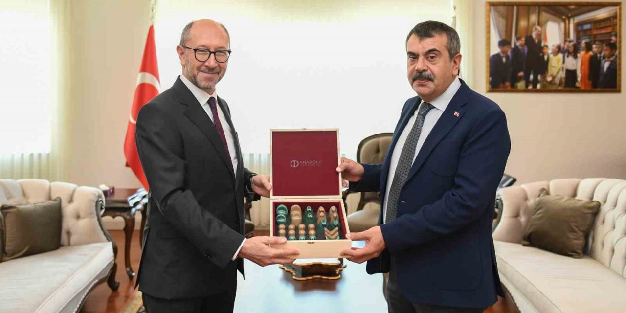 Millî Eğitim Bakanlığı ve Anadolu Üniversitesi arasında yürütülen iş birlikleri ve projeler ele alındı