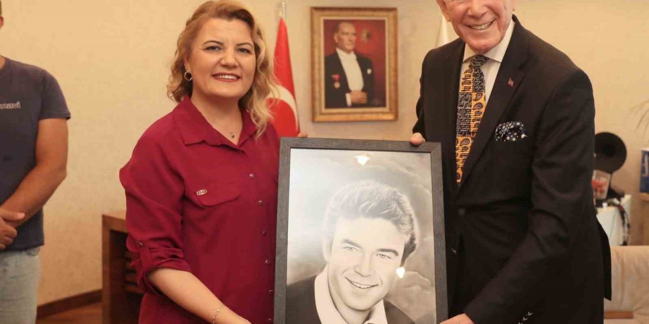 Uğur Dündar’a Altın Pişmaniye ödülü