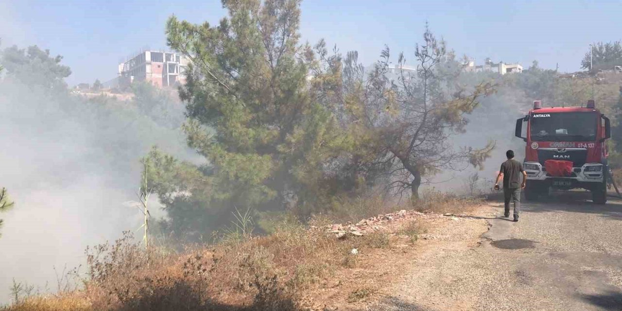 Antalya’da çöp dökülen alandaki yangına helikopterle müdahale edildi