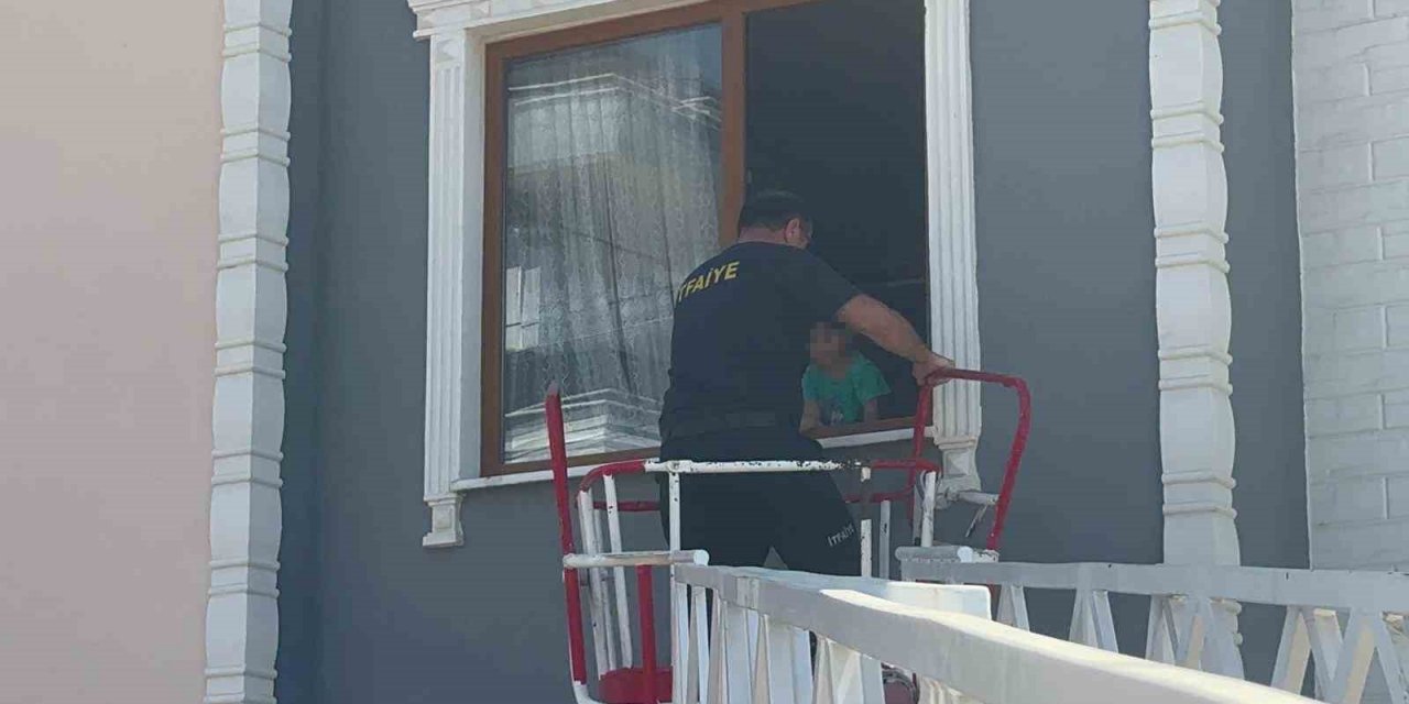 Oyun oynarken odada kilitli kalan çocuğu itfaiye kurtardı