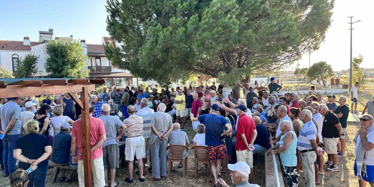 Susuz site sakinleri eylem yaptı, muhtar borcu ödeme söz verdi