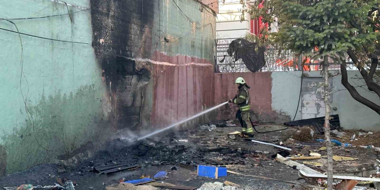 Bağcılar’da yapı malzemesi deposu alev alev yandı