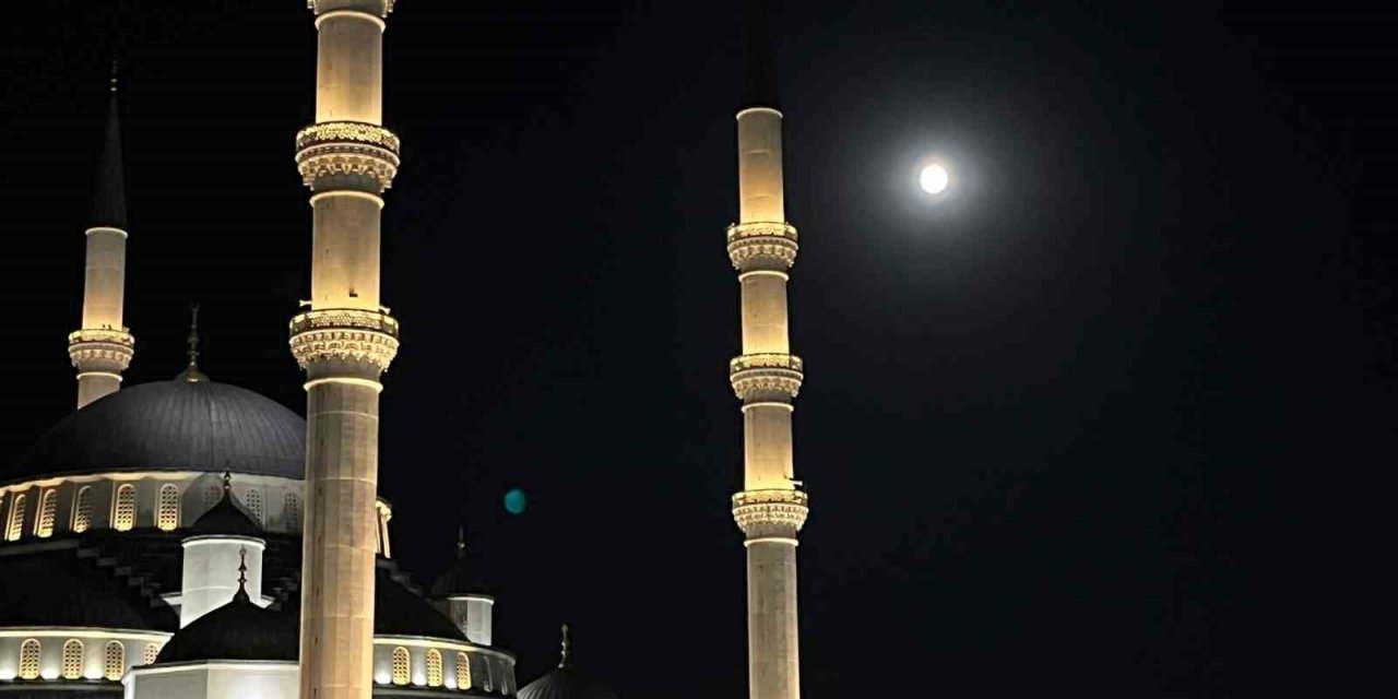 Ankara’da “Süper Ay” geceyi aydınlattı