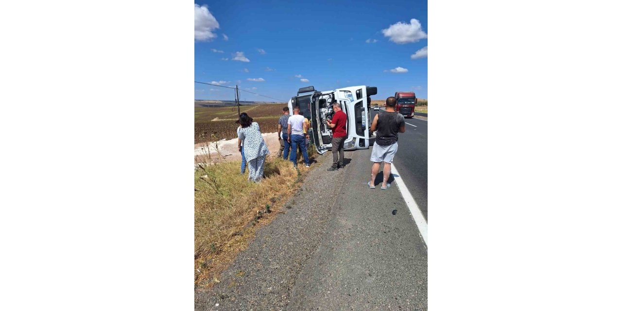 Kontrolden çıkan tır devrildi