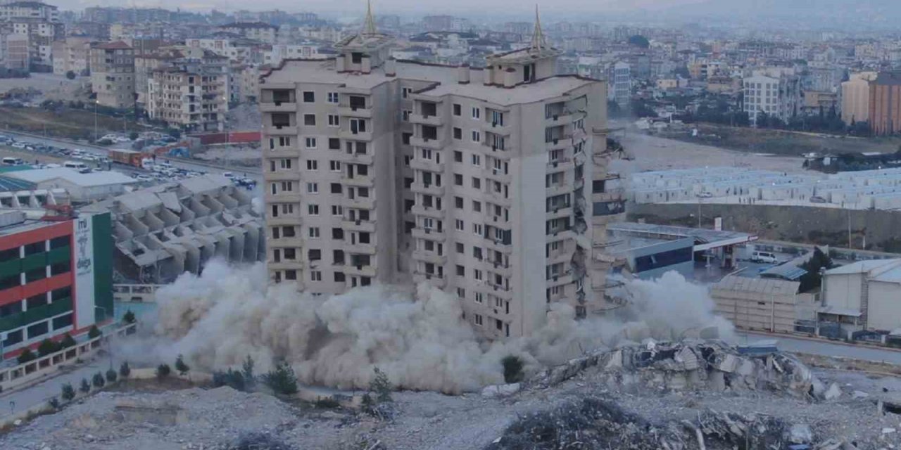 Milyonlarca liraya konut satılan 16 katlı rezidansın son bloğu da yerle bir oldu