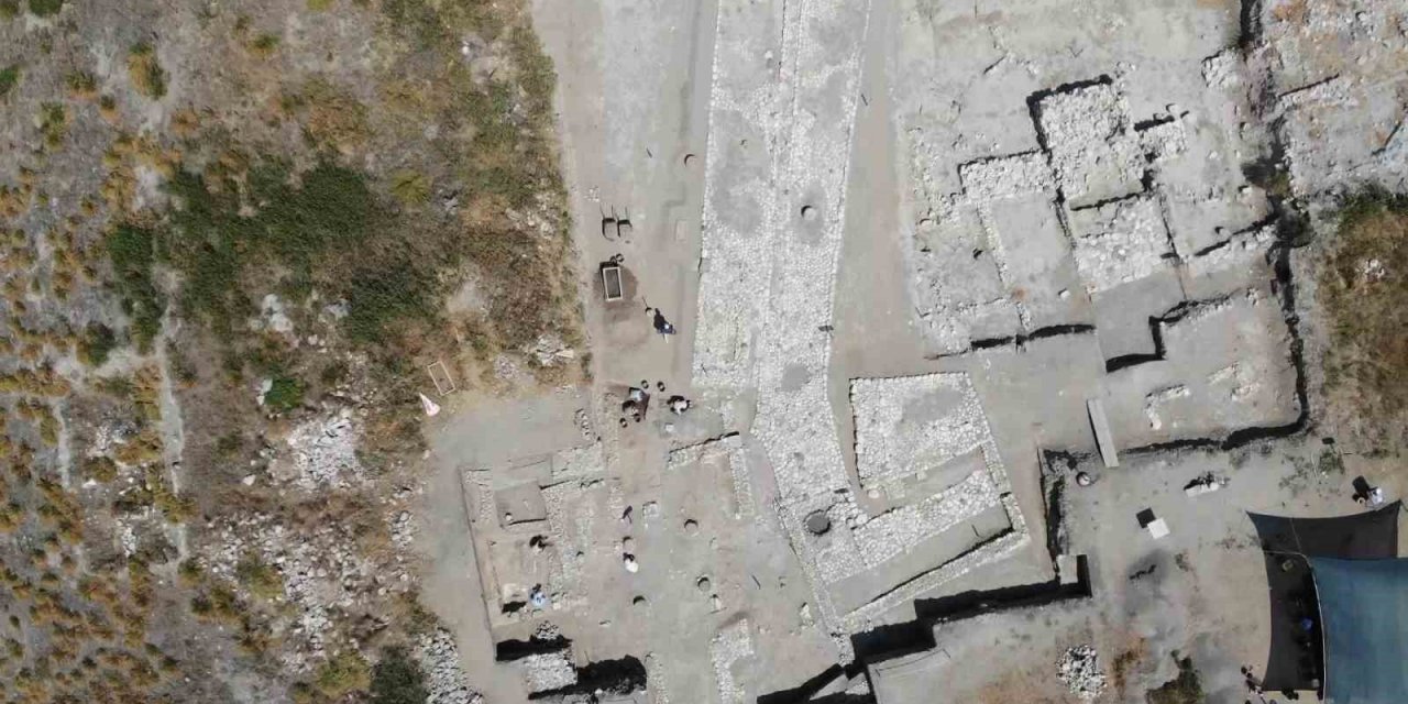 Oluz Höyük’te 2 binden fazla bulundu: Anadolu’nun en büyük boya bezemeli çanak, çömlek koleksiyonu