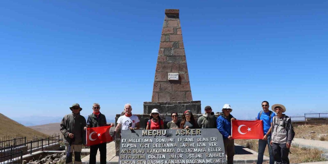 30 Ağustos anısına 90 bin şehidin yattığı Allahuekber Dağı zirvesine yürüyüş