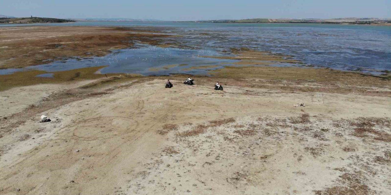 Büyükçekmece Gölü’nde sular çekilince alan ATV Motorcularına kaldı