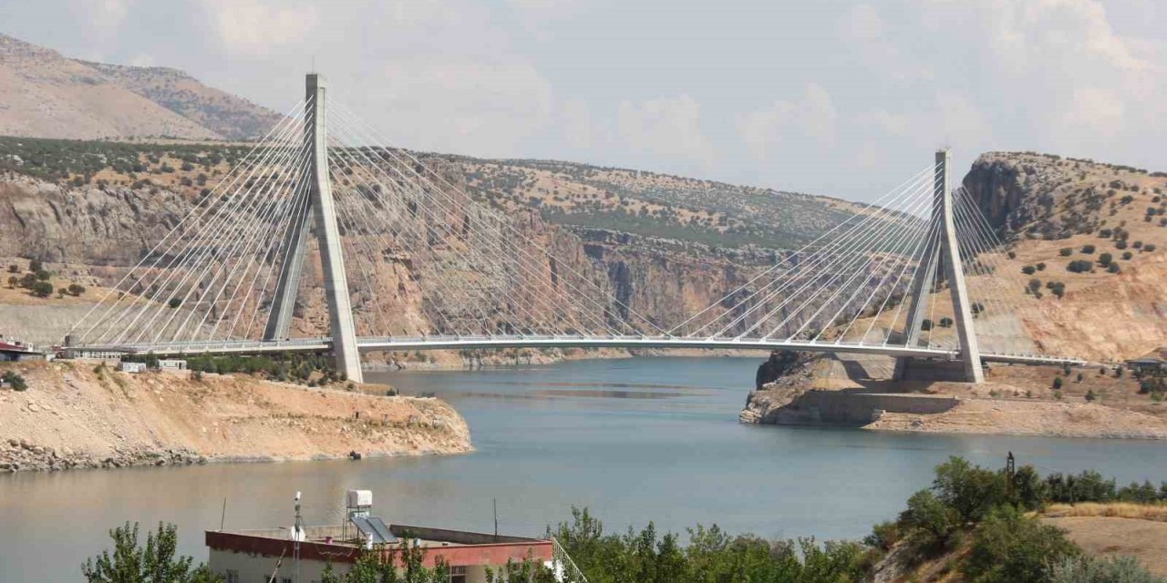 Nissibi Köprüsü’nden deprem sonrası 400 bin araç geçti