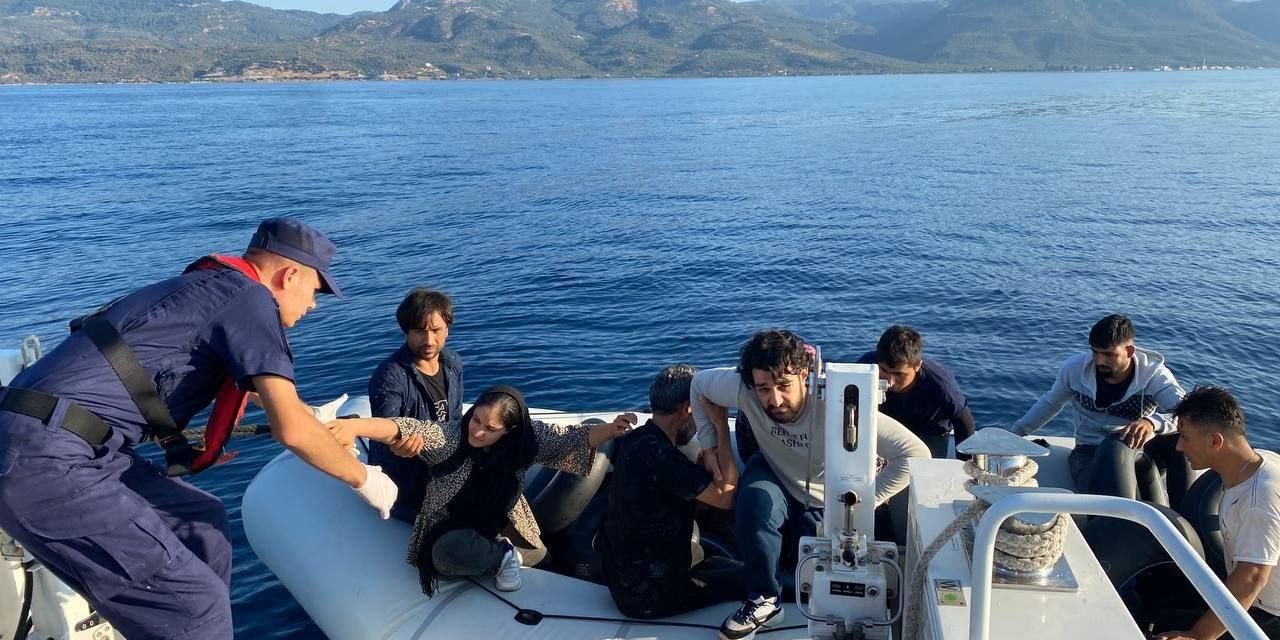 Ayvacık açıklarında Yunan unsurlarınca ölüme terk edilen 18 kaçak göçmen kurtarıldı