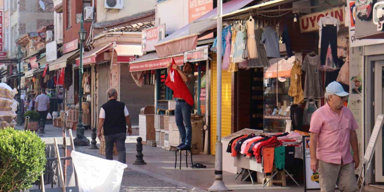 Eskişehir’de sabah erken saatlerden itibaren tüm dükkanlara Türk bayrağı asıldı