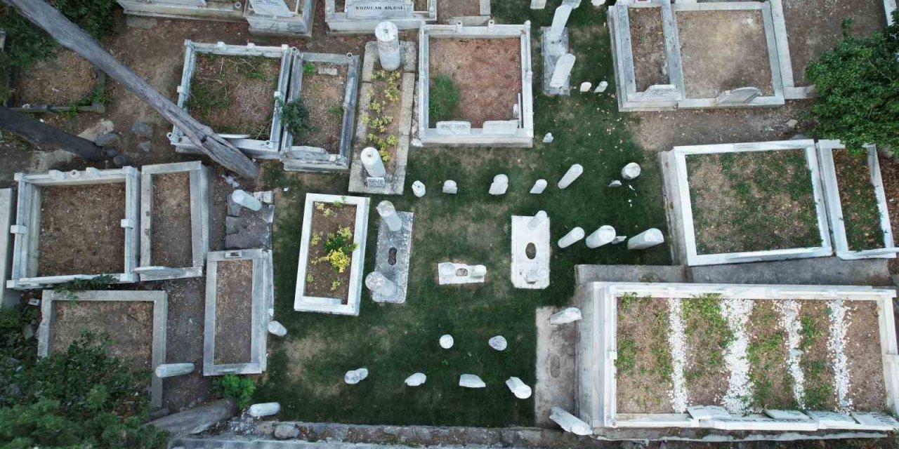 Karacaahmet Mezarlığı’ndaki ‘Hattatlar Sofası’ restore edildi