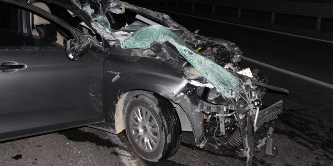 Tıra arkadan çarpan ve hurdaya dönen otomobilde 4 genç yaralandı