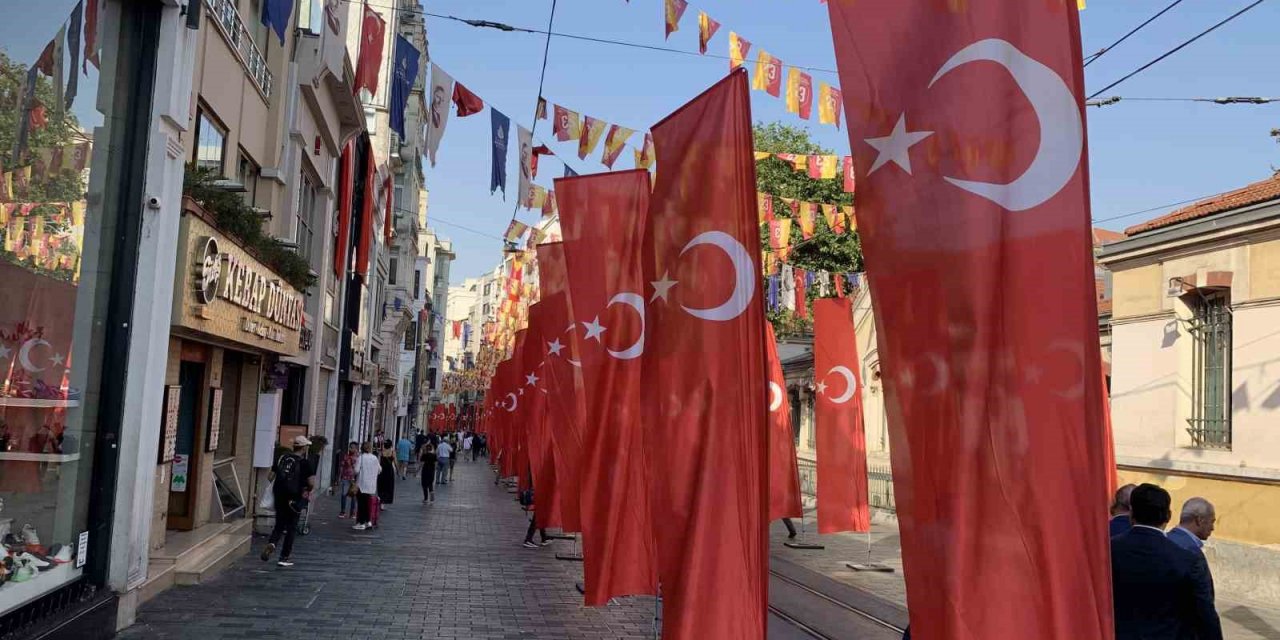İstiklal Caddesi Türk bayraklarıyla donatıldı