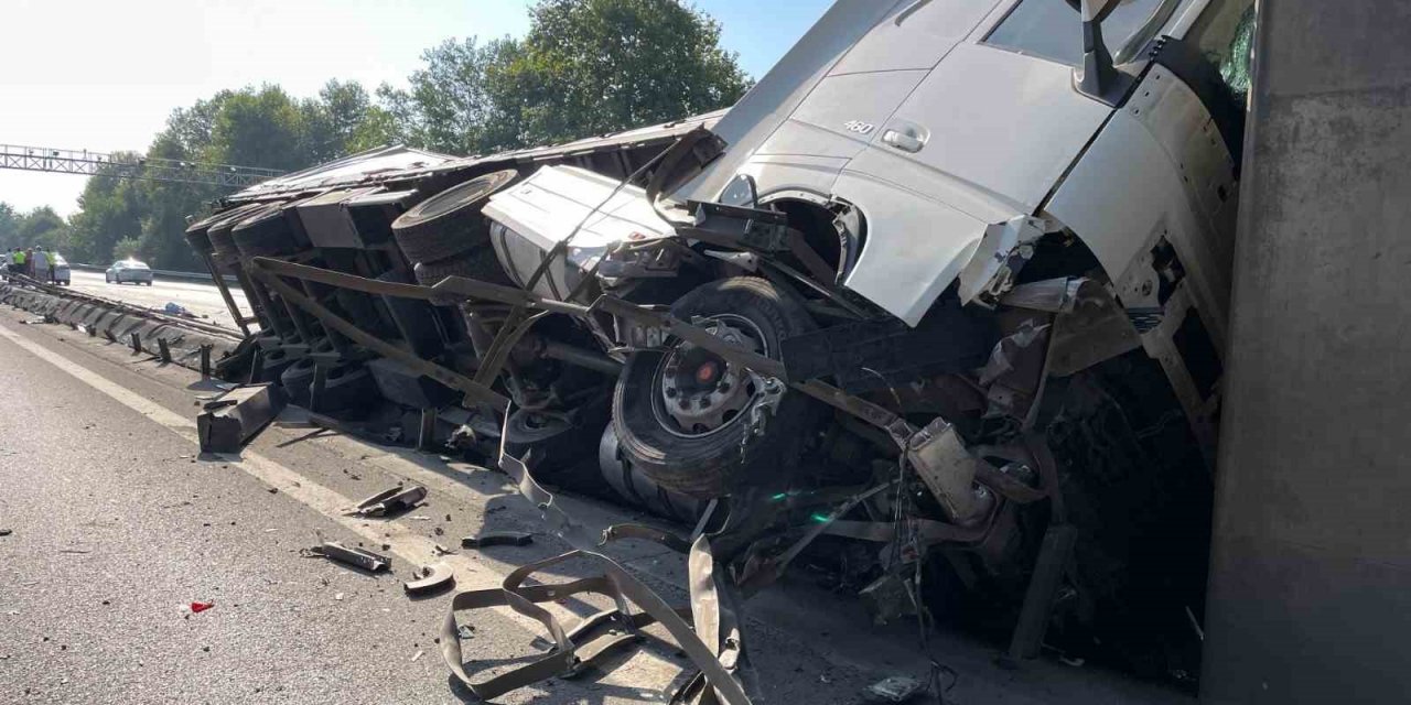 TEM’de lastiği patlayan tır köprü ayağına çarptı, zincirleme kaza beraberinde geldi