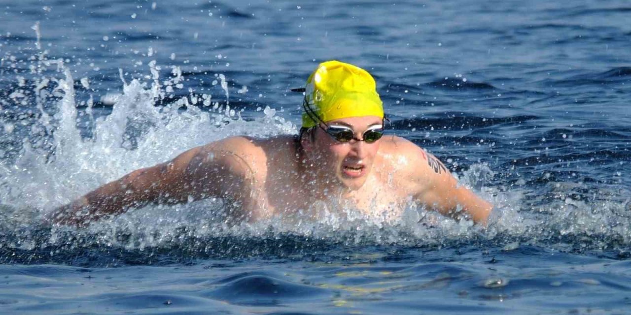 Zafer Bayramı’nda boğazı yüzerek geçtiler